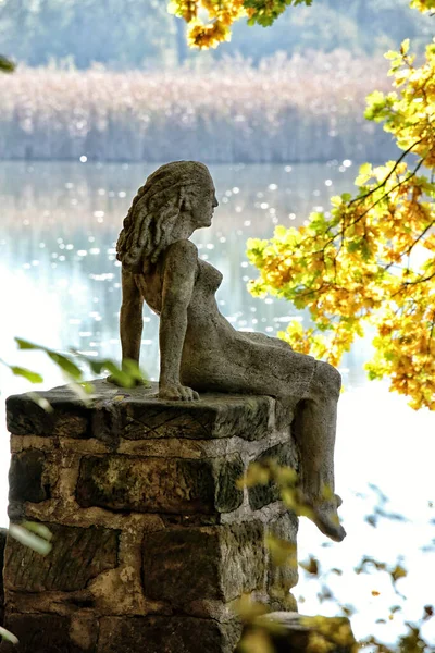 Статуя Дівчини Німфа Сидить Кам Яному Стовпі Біля Ставка — стокове фото