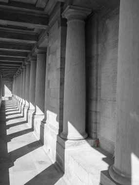 Pozieres Anıtı, Mart ve Nisan 1918 'deki kriz dönemiyle ilgilidir. 5. Müttefik Ordusu Somme savaş alanlarına geri sürüldü ve 8 Ağustos 1918' de başlayan Zafere İlerleme 'den önceki aylar. Anma töreni.