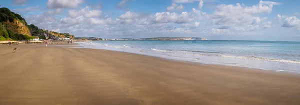 Shanklin Sahili 'nin kumları sular çekildiğinde