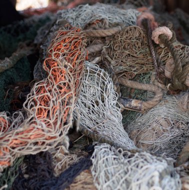 Dungeness sahilinde terk edilmiş halat ve ağlar