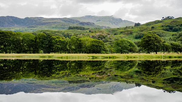 Reflexões Das Colinas Bosques Circundantes Superfície Completamente Imóvel Llyn Dinas — Fotografia de Stock