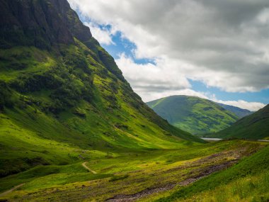 Üç Kız Kardeş 'ten Glen Coe' nun batısındaki manzara Loch Achtriochtan Gölü 'ne doğru bakıyor.