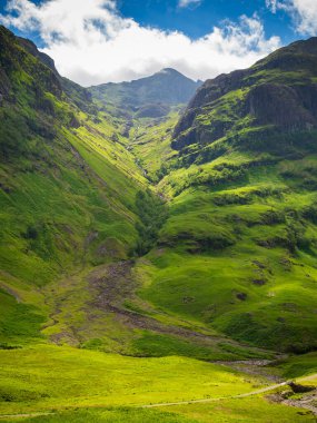 Üç Kız Kardeş Bakış Açısı 'ndan Glen Coe' nun Güneyli dramatik yamaçlarının manzarası