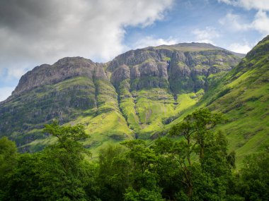 Üç Kız Kardeş Bakış Açısı 'ndan Glen Coe' nun Güneyli dramatik yamaçlarının manzarası