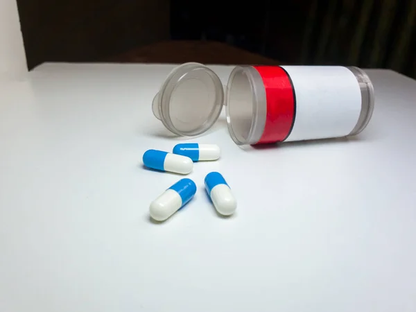 Nahaufnahme Einer Geöffneten Transparenten Flasche Für Verschreibungspflichtige Medikamente Mit Kapseln — Stockfoto