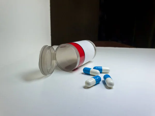 Закройте Открытую Прозрачную Бутылку Лекарств Рецепту Капсулами Таблетками Пролитыми Вне — стоковое фото