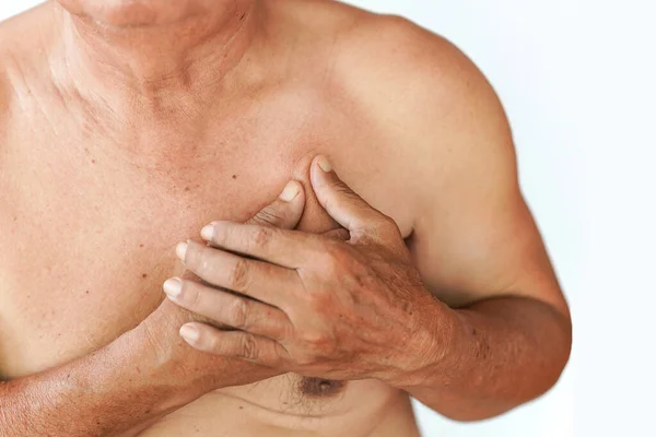 Ένας Ηλικιωμένος Άντρας Αγγίζει Στήθος Του Λόγω Πόνου Από Ψυχική — Φωτογραφία Αρχείου