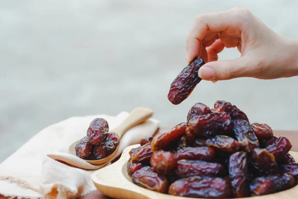 Tahta bir fincanda flört etmek sağlıklı bir meyvedir. Müslümanlar oruç tutmayı sever. (Ramazan ayı).