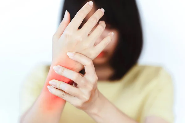 Ręce Kobiety Bolesne Powodu Podnoszenia Ciężkich Przedmiotów Lub Objawów Zespołu — Zdjęcie stockowe