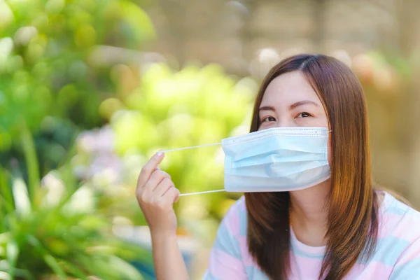 여성들은 전염성 질환을 예방하거나 오염을 마스크를 — 스톡 사진