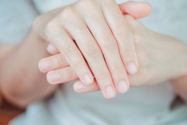 Kadın tırnaklarının ve ellerinin yakın çekimi. Çivi sağlık konsepti.