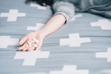 İntihara meyilli bir kadının elinde bir uyku hapı..