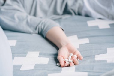 Elinde uyku hapı olan bir kadın yatakta baygınken....