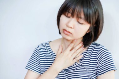 Bir kadının boğazı ağrır, ağarır ya da sesini kaybeder..