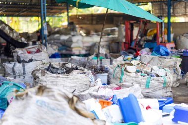 Hua Hin, Tayland - 22 Aralık 2022: Tayland 'daki fabrikalarda geri dönüşüm bekleyen çöp yığınları.