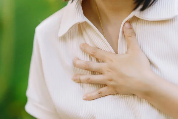 女性は窒息のために胸の混雑を経験する ヘルスケアの概念 — ストック写真