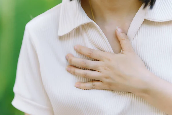 Μια Γυναίκα Έχει Πόνο Στο Στήθος Λόγω Οξείας Καρδιακής Ανεπάρκειας — Φωτογραφία Αρχείου