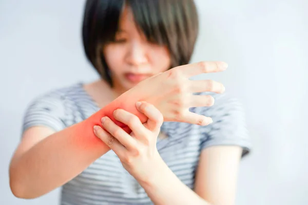 糖尿病 甲状腺 手首の周りの腫瘍などの体の一般的な病気からの女性の手首の痛み — ストック写真