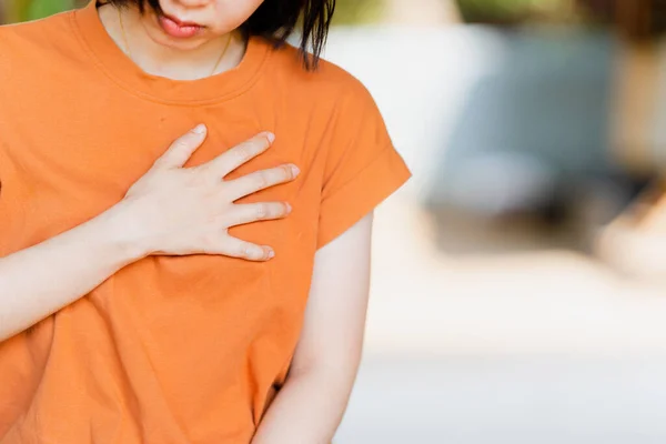 Kobieta Ból Klatce Piersiowej Możliwe Objawy Ostrego Zawału Mięśnia Sercowego — Zdjęcie stockowe