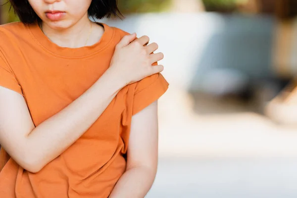 Kobieta Pomarańczowej Koszuli Cierpi Przez Długi Czas Syndrom Biurowy — Zdjęcie stockowe