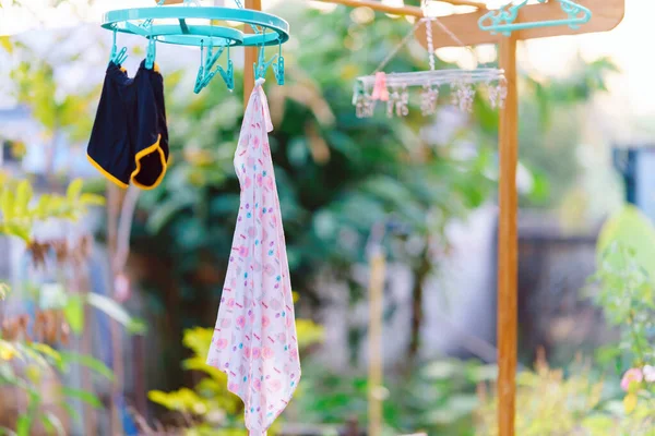 Een Waslijn Met Babyluiers Hangt Zon Heeft Een Natuurlijke Achtergrond — Stockfoto