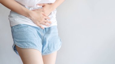 Adet döngüsü yüzünden karın ağrısı çeken bir kadın. Sağlık hizmeti kavramı..