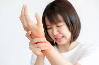 Bileği burkulmuş ve iltihap yüzünden bileği ağrıyan bir kadın. Sağlık hizmeti kavramı.