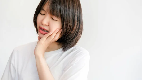 Kobieta Wykazująca Ból Twarzy Powodu Zepsutego Zęba — Zdjęcie stockowe