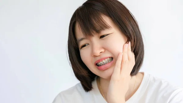 Kobieta Dotyka Policzka Powodu Bólu Zęba Założeniu Aparatu — Zdjęcie stockowe