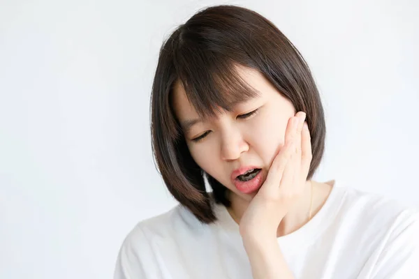 歯痛で頬を持つ女 — ストック写真