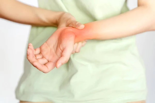 Eine Frau Verstauchte Sich Das Handgelenk Vom Büro Syndrom — Stockfoto