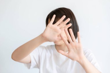 Kadın o şeyden tiksindiği için elini kaldırdı..