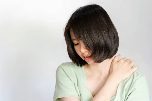 Mulher Mostrando Dor Ombro Por Causa Inflamação Muscular — Fotografia de Stock