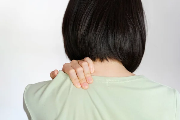 Kobieta Wykazująca Ból Ramieniu Powodu Zapalenia Mięśni — Zdjęcie stockowe