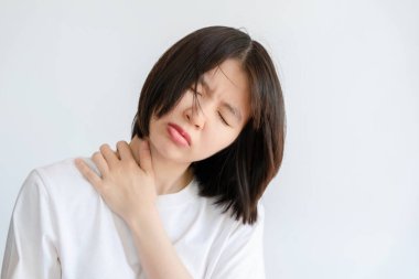 Kadınlar, ofis sendromuna yakalanana kadar uzun süre oturduktan sonra kürek ağrısı çekerler..