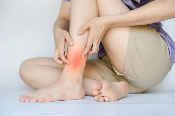 白い背景の女性の足首の痛み — ストック写真