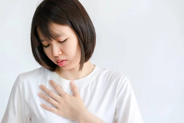 一个女人用手握住她的胸膛 妇女胸部的疼痛可能是由心脏病引起的 保健概念 — 图库照片