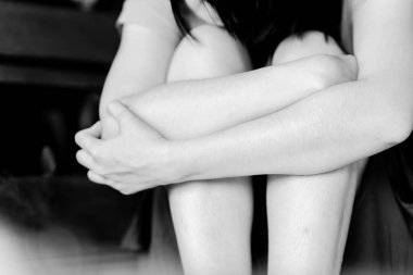 Akıl sağlığı bozuk olduğu için depresyonda dizlerine sarılan bir kadın. Ruh sağlığı sorunu kavramı.