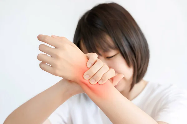 変形性関節症による手首の痛みを持つ女性 健康問題の概念 — ストック写真