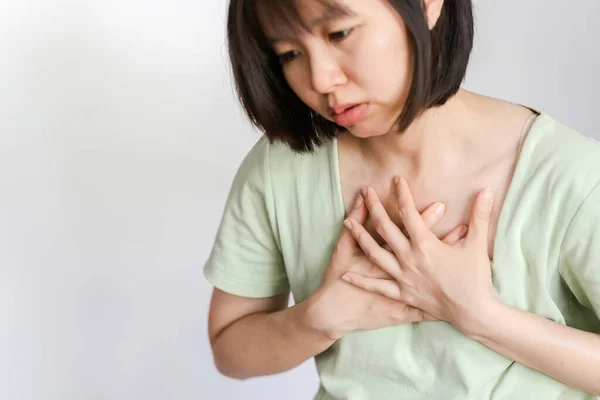 女性は胸の痛みがあります 急性心筋梗塞や心臓発作の可能性の兆候 ヘルスケアの概念 — ストック写真