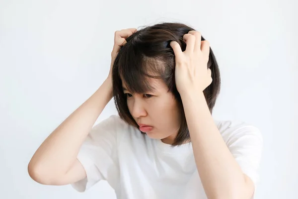 Asiatisk Kvinna Repar Huvudet Olycklig Grund Svamp Vit Bakgrund — Stockfoto