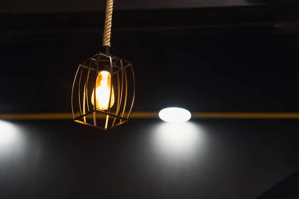 Lampa Dekoracyjna Ramą Żelaza Zawieszoną Suficie Oświetlona Złotem Koncepcja Wnętrza — Zdjęcie stockowe