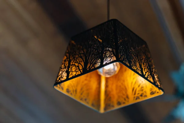 Lámpara Decorativa Con Marco Hierro Suspendido Del Techo Iluminando Oro —  Fotos de Stock