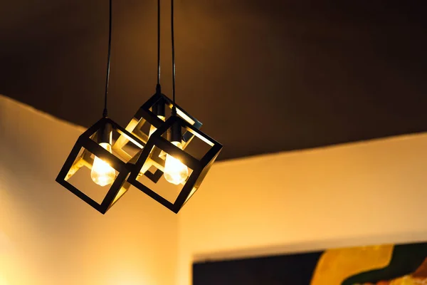 Una Lámpara Con Marco Rectangular Hierro Suspendido Del Techo Iluminando —  Fotos de Stock