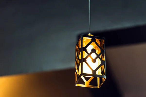 Una Lámpara Con Marco Rectangular Hierro Suspendido Del Techo Iluminando —  Fotos de Stock