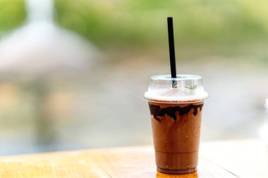 Plastik bardakta kakao suyu ve masada pipet. Boşluğu kopyala.