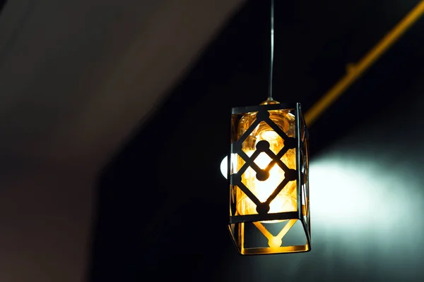 Lámpara Cuadrada Con Luz Dorada Colgando Del Techo Ideas Decoración —  Fotos de Stock