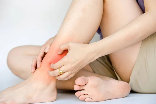 炎症や痛みを示す赤い領域を持つ女性の足首 ヘルスケアの概念 — ストック写真
