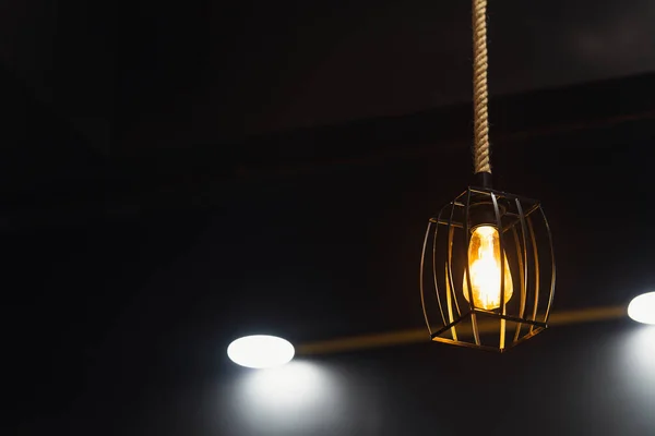 Una Lámpara Dorada Con Marco Hierro Bellamente Diseñado Cuelga Del —  Fotos de Stock