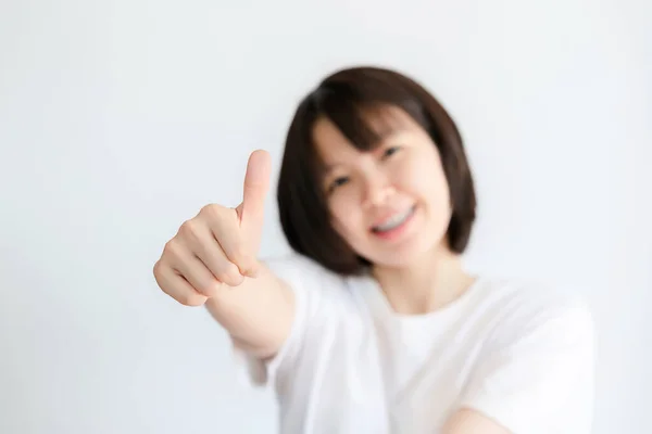Sorrindo Mulher Cabelos Curtos Mostrando Polegares Para Cima Fundo Branco — Fotografia de Stock